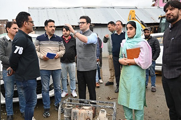 DC Kulgam  conducts surprise visit