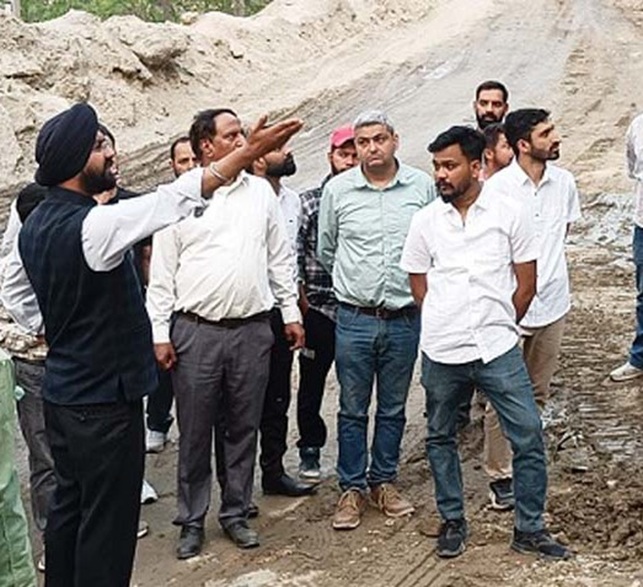DC Doda conducts  inspection of new Doda-Khellani stretch