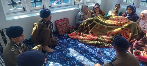 DGP RR Swain visits slain HC  Dar’s residence at Wailoo Kralpora