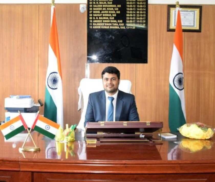 Commissioner JMC raids Warehouse in Jammu, Seizes 40 Metric Tonnes of Polythene