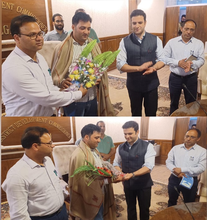  Distt admin Kulgam accords warm farewell to outgoing CPO Zahid Sajjad