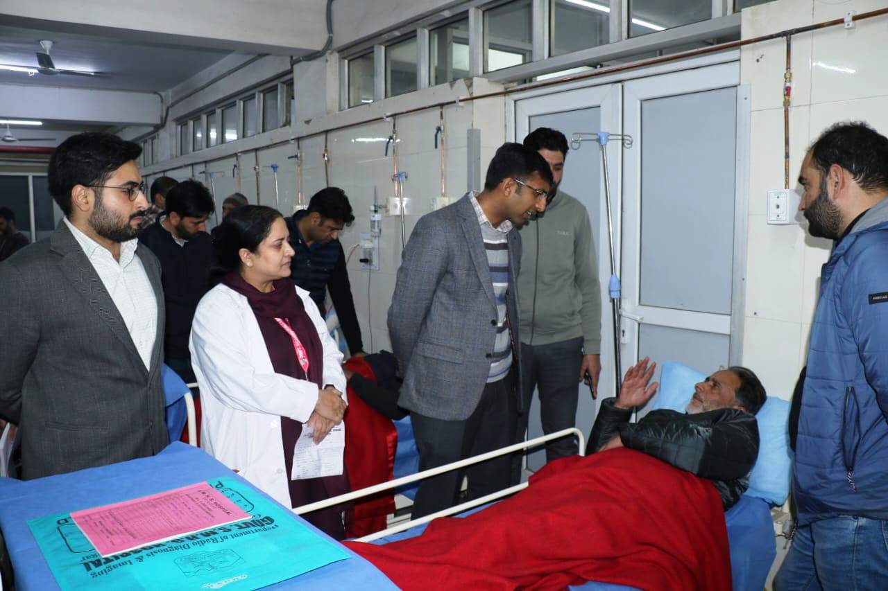 Div Com Kashmir, DC Srinagar meet Injured persons