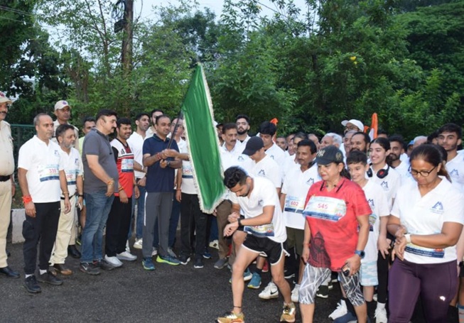 Div Com flags off JMC’s Swachh Jammu Run 2025; over 2,000 participate 