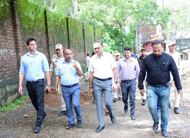 'Jammu administration intensifies restoration work after flooding in Tawi river : Div Com'