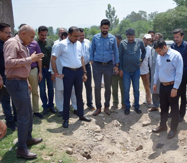 Div Com Jammu  visits shelling affected  areas