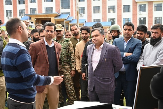 Piyush Singla in Shopian,  directs  strict action against drug trafficking 