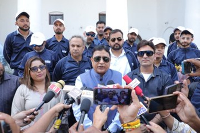 Director Tourism Jammu flags off 19 paragliding pilots for advanced SIV/P4 training 