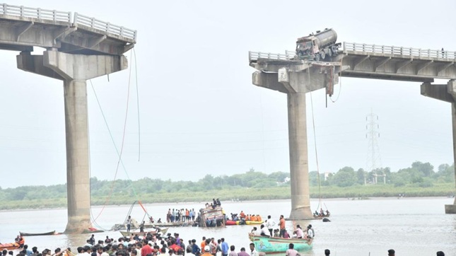 Eight killed, five injured in an accident