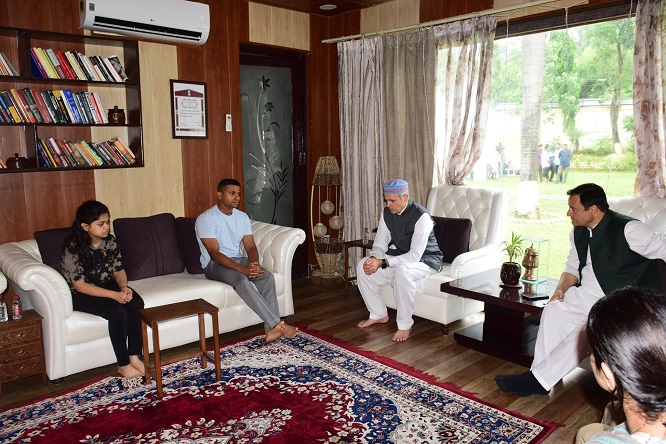 CM Omar Abdullah ,Javed Dar visit residence of SSP Amod Nagpure  to offer condolences