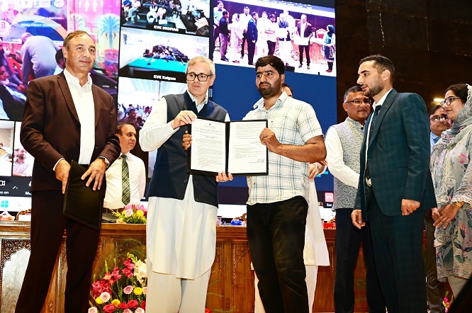 'CM J&K  hands over appointment orders to VAS & HDOs'
