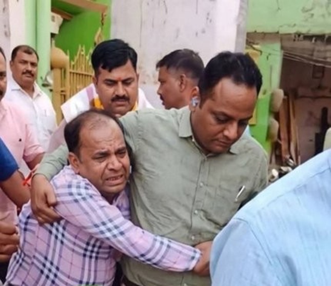 ' Vigilance team arrests a Health Department’s Officer while taking Rs 2 Lakh bribe'