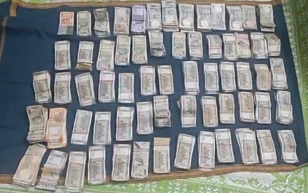 'Vigilance arrests Auditor while taking Rs 4,000 bribe: Rs 28.70 lakh recovered from his house'