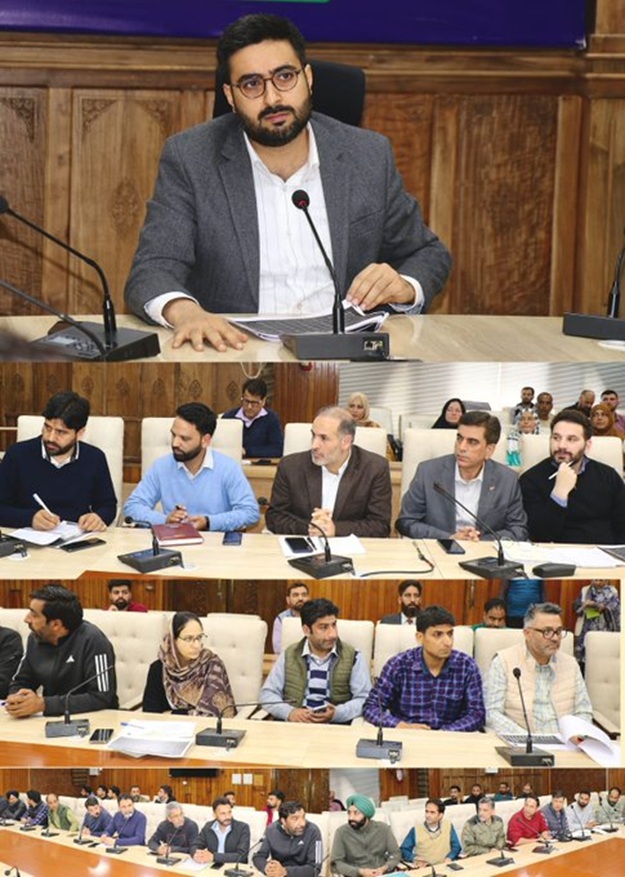 DC Srinagar calls for intensified awareness campaigns & timely loan facilitation for PM Surya Muft Bijli Yojana 