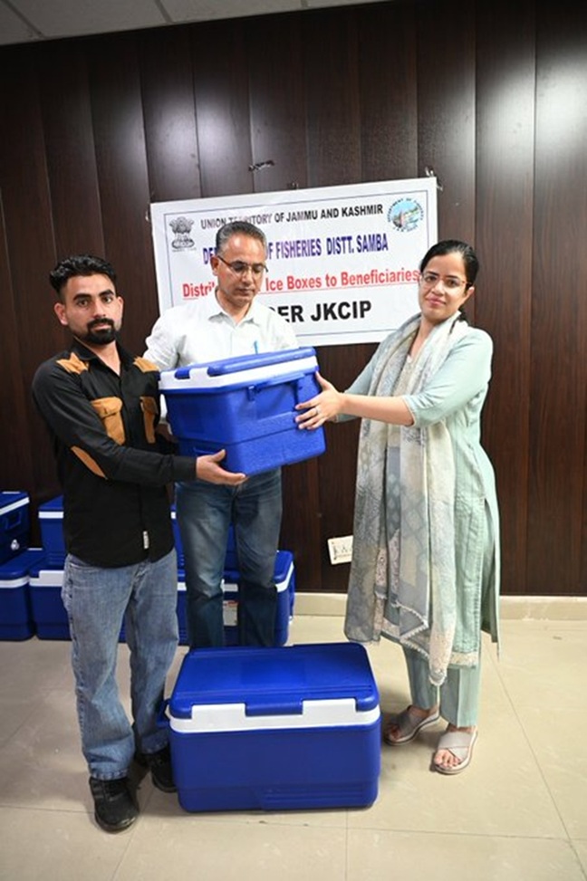 DC Samba distributes insulated ice boxes among fishermen & fish farmers 