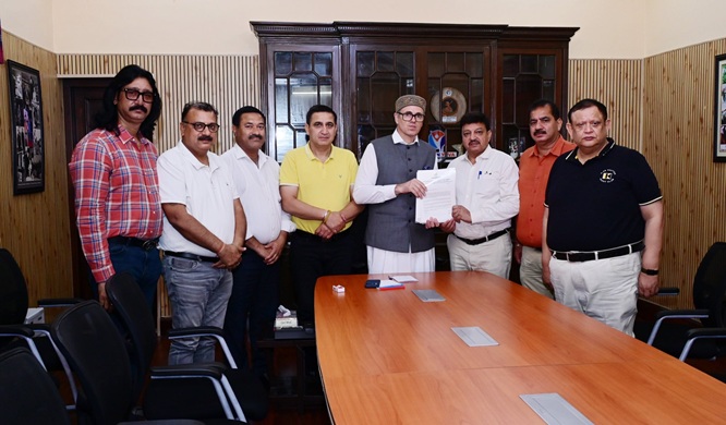 'Jammu CCI Team members call on  CM Omar Abdullah , appreciates Darbar move'