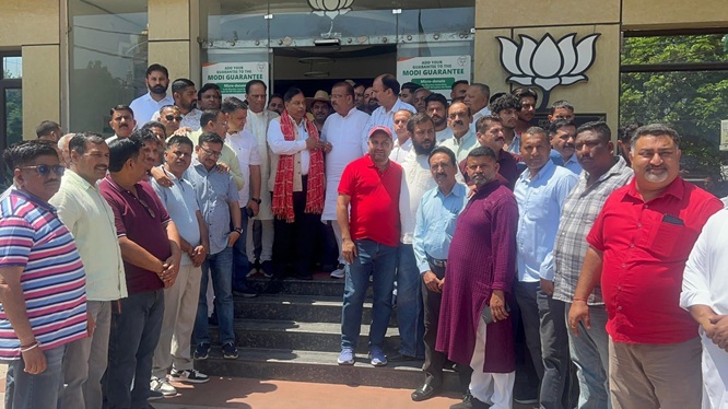 Delegations led by MLAs CP Ganga, Surinder Kumar, Rajeev Bhagat , Gharu Ram meet Sat Sharma over actions of JDA 