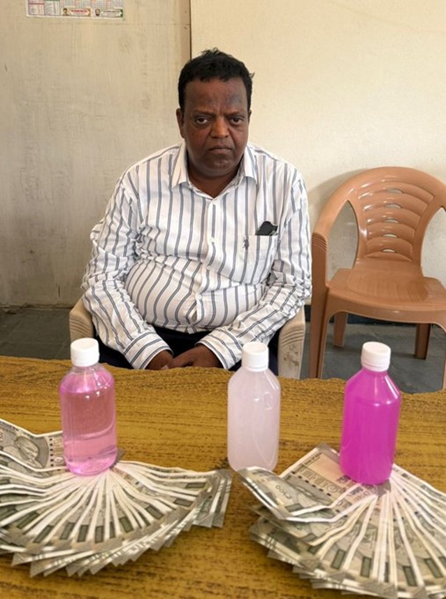 'ACB arrests an Astt Divisional Engineer in Narsapuram red handed while taking bribe of Rs 25,000/'
