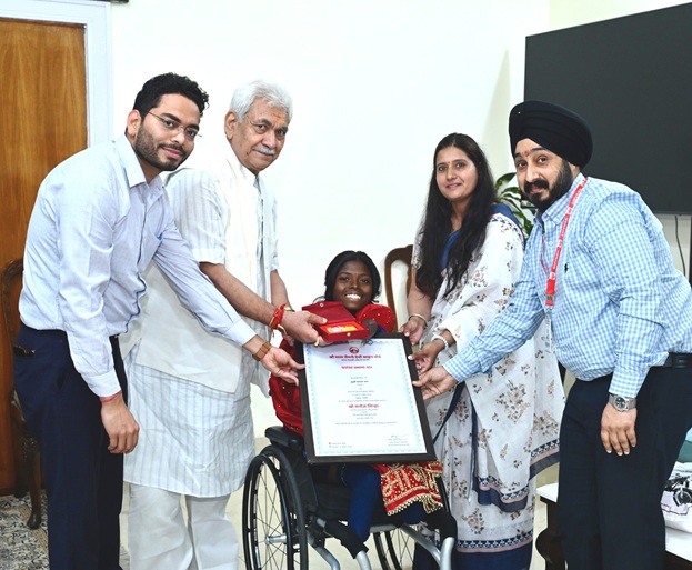 LG  Manoj Sinha felicitates International Para-Archer Payal Nag