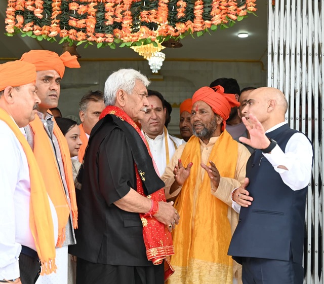LG Manoj Sinha pays obeisance at Ancient Shri Gauri Shankar Mandir in Kishtwar 