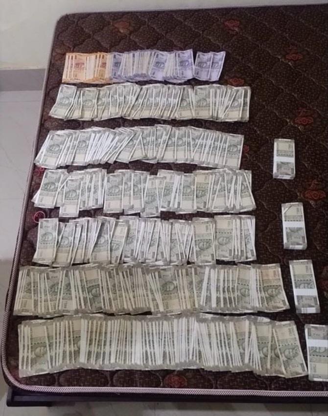 'Deputy Director, Geology Mines nabbed while taking bribe Rs.2 lakh in Odisha'