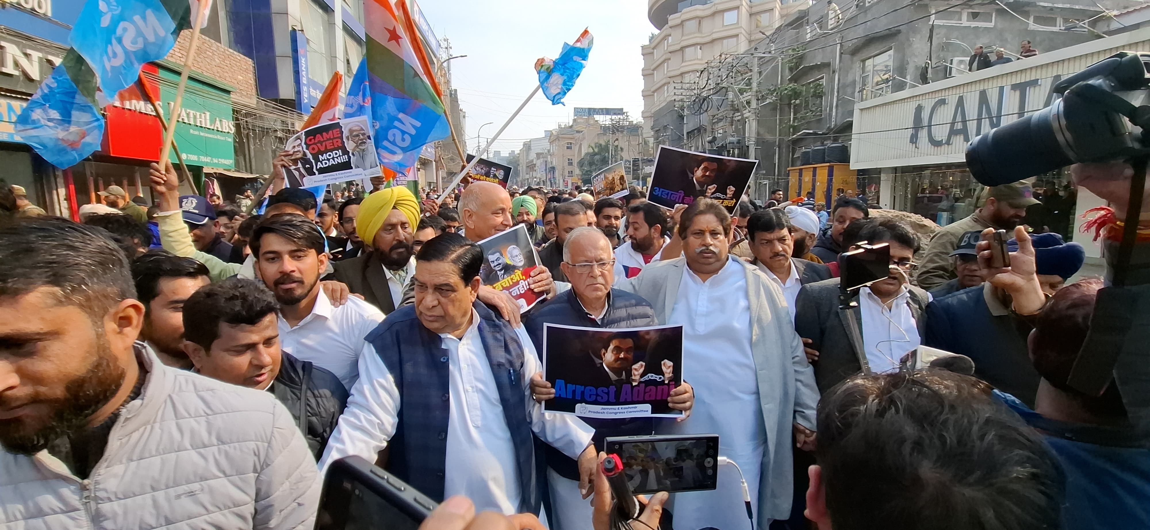 Congress  holds protest March towards Raj Bhawan in Jammu; Police stops