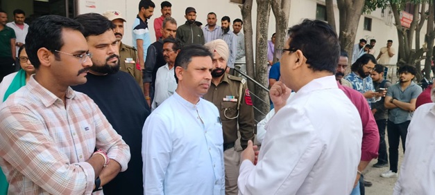 'MLA Kathua visits GMC Kathua, meets injured Policeman ; IGP Jammu at Encounter site'