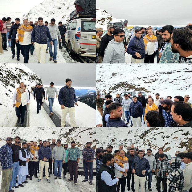 DC Kishtwar Visits Sinthan, Directs Road Clearance amid snowfall, makes about 150 stranded to cross to valley 