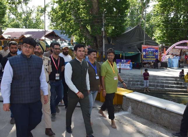Div Com Kashmir visits Tulmulla, reviews arrangements for Mela Kheer bhawani