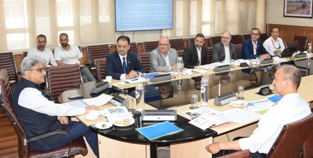 Atal Dulloo reviews business performance of J&K Bank : Bank crosses ₹2.5 Lakh Cr in business & serves 2 Cr+ accounts
