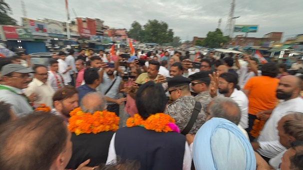 Rousing reception to Congress caravan at Lakhanpur 