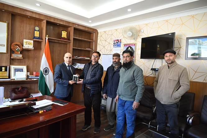 DC Kishtwar takes the lead: Distributes Passports, Vaccination Cards, and Hajj Guides to Pilgrims for Hajj Pilgrimage