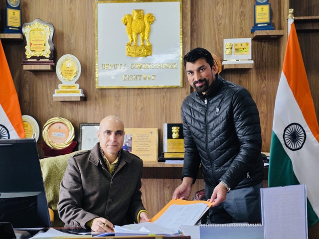 'DC Kishtwar disburses compensation to 05 families of Road Accident Victims Cases '