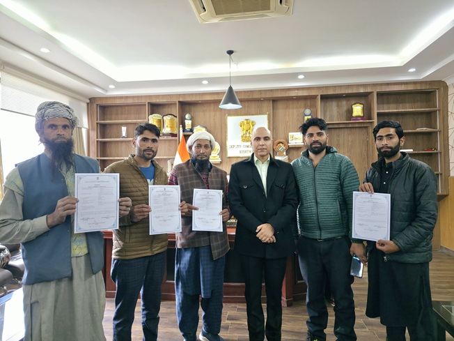 Empowering Tribal Voices: DC Kishtwar distributes Community Forest Rights Certificates to 86 Tribal Members