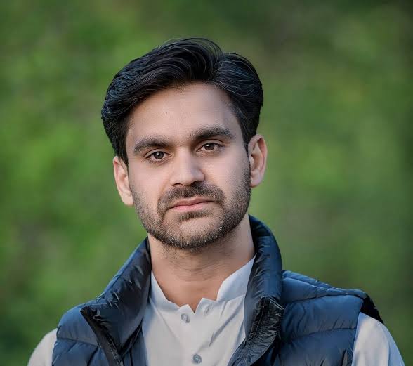 'Why power in hands of just few Ministers in J&K , why no full Cabinet?: Waheed Para'