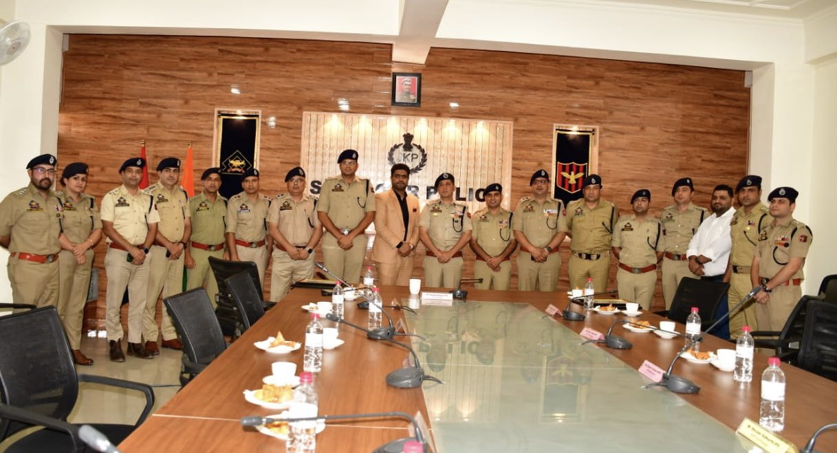 Srinagar Police bids farewell  to 2 DySPs