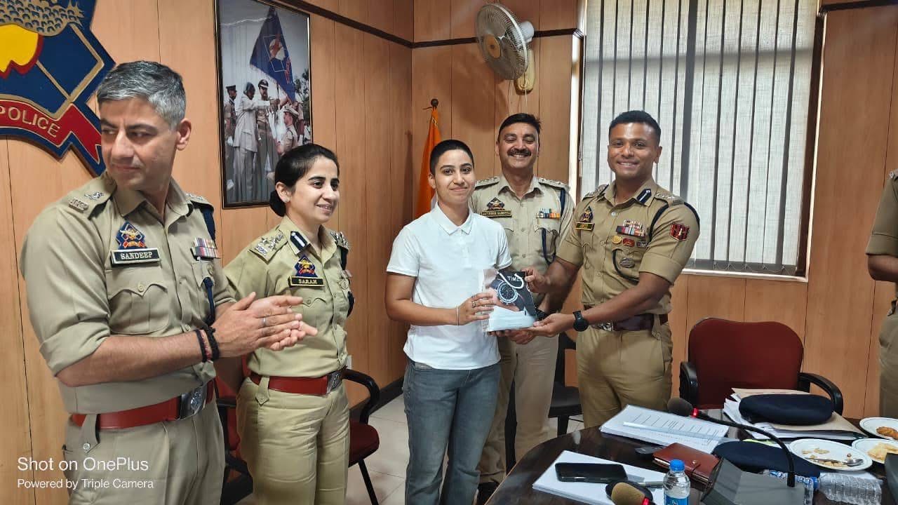 ' DIG Udhampur–Reasi Range felicitates daughter of DySP DAR Udhampur on clearing CDS exam'