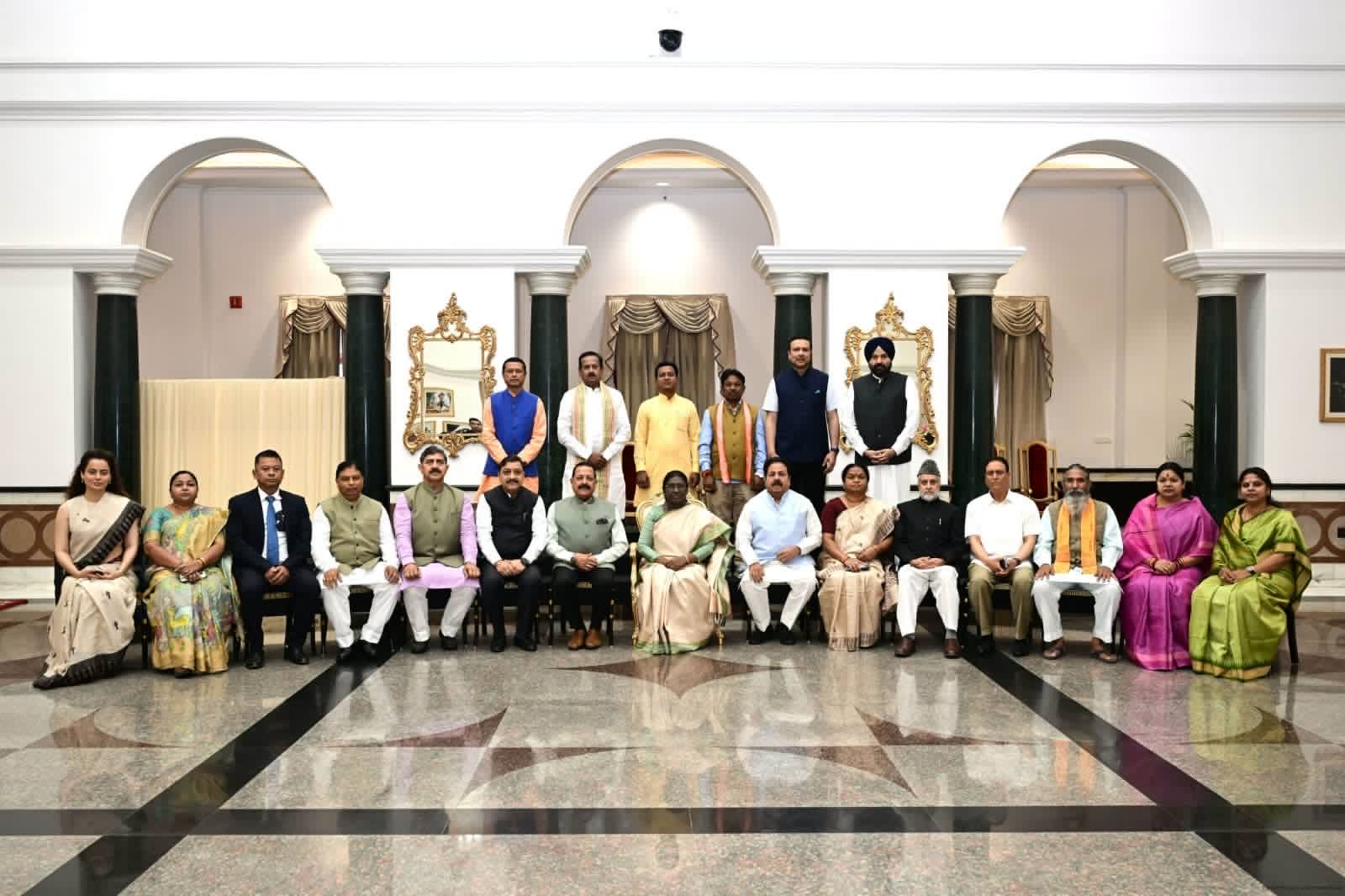 MPs from J&K including Dr Jitendra , Sat Sharma & Shammi Oberoi attend Breakfast hosted by President of India 