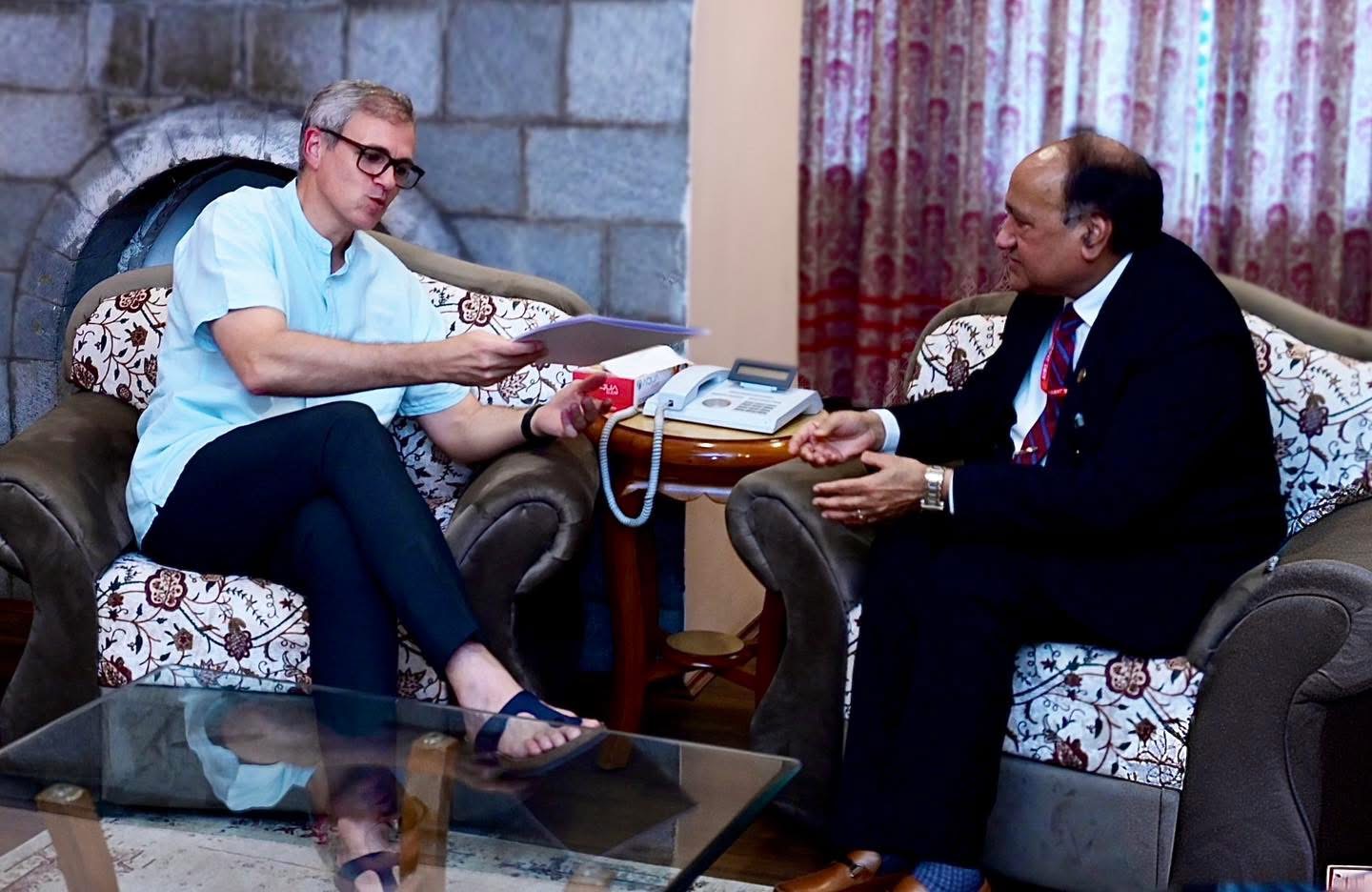 Director AIIMS Jammu Dr Shakti Gupta calls on CM Omar Abdullah 