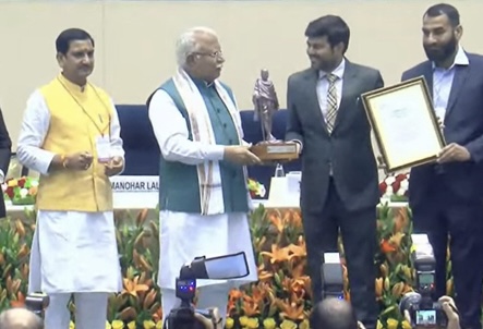 Devansh Yadav receives Award as Jammu named Promising Swachh Shehar 