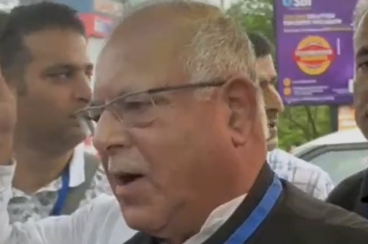 260 J&K Congress Leaders leave for Delhi to Gherao Parliament