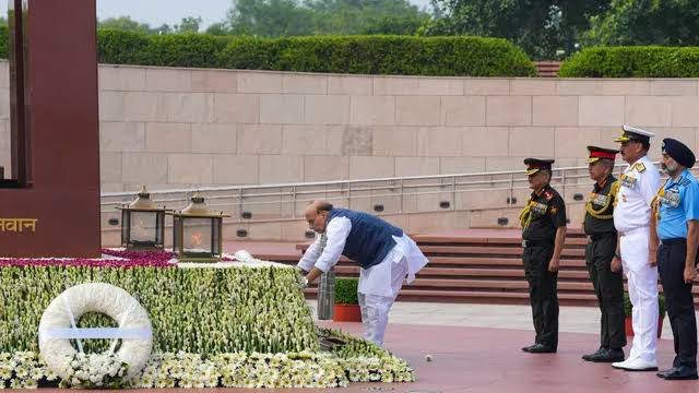 'Defence Minister Rajnath Singh pays tributes to Kargil bravehearts  '