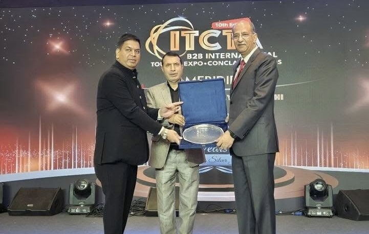 Nasir Sogami, Farooq Shah receive Travel Ratna Award on behalf of CM J&K 