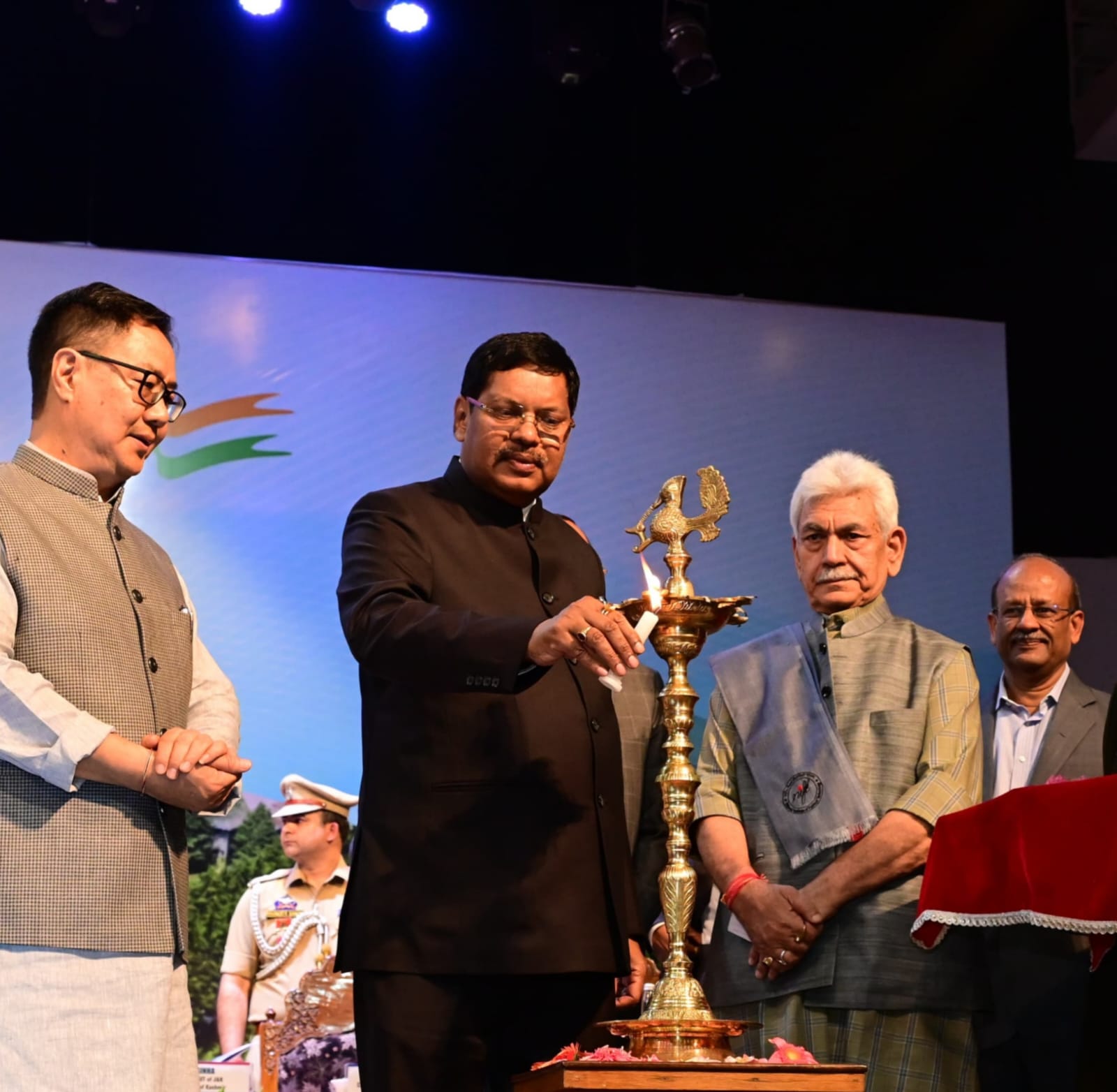LG J&K addresses Alumni meet of University of Kashmir 