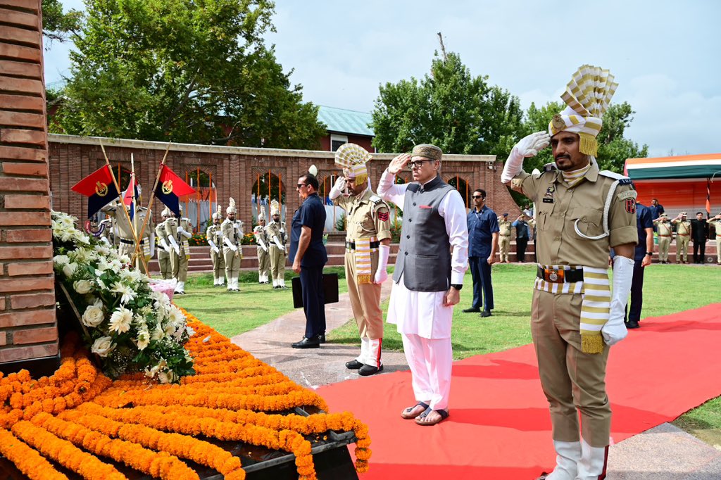 'CM Omar Abdullah pays  homage at Balidan Stamb'