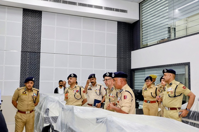 'DGP Nalin Prabhat , SDG SJM Gillani visit Command centre '