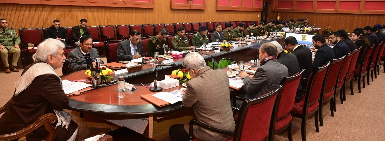 LG J&K chairs meeting of Senior Officers , DCs & SSPs