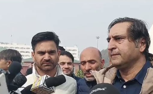 Sajad Lone , Waheed Para react on 215 Schools issue