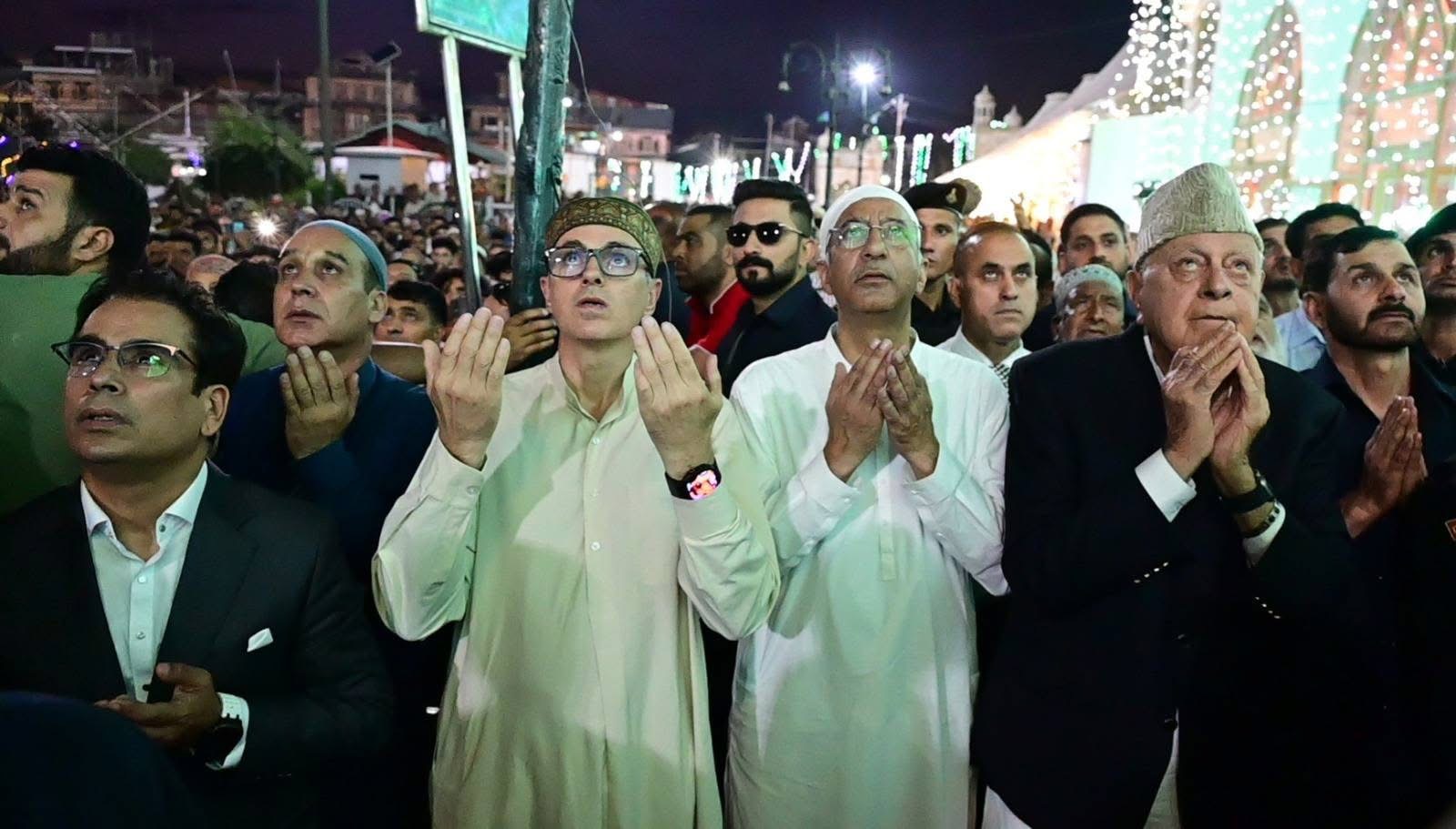 CM Omar Abdullah , Dr Farooq Abdullah, Nasir Sogami ,Tanvir Sadiq  join devotees at  Hazratbal Shrine