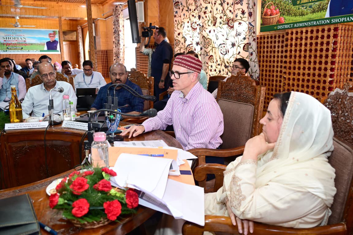 'CM Omar Abdullah chairs meeting in Shopian '
