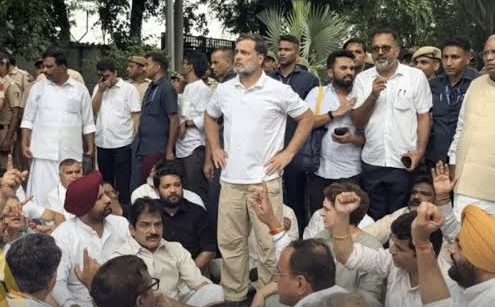 'Rahul Gandhi , Priyanka Gandhi lead Congress protest outside PM Modi's residence'